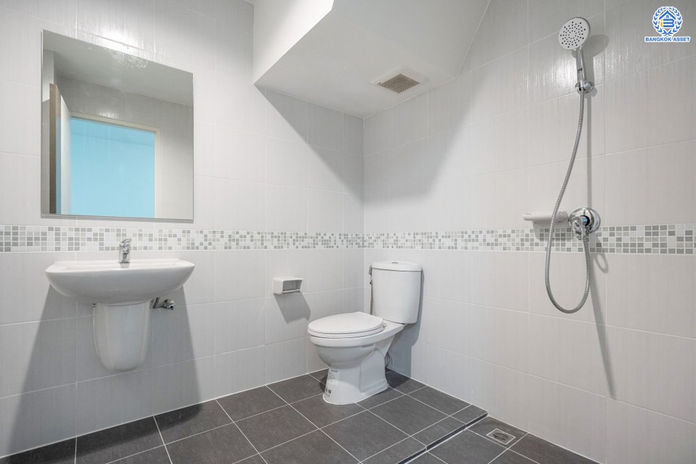 บ้านมือสองตกแต่งใหม่ โครงการ ลุมพินีทาวน์วิลล์ ราชพฤกษ์-นครอินทร์ เนื้อที่ 17.5 ตร.ว. ฟังก์ชัน 3 ห้องนอน 2 ห้องน้ำ 1 ที่จอดรถ บรรยากาศโครงการมีความเป็นส่วนตัว หน้าบ้านไม่ชนใคร พร้อมสิ่งอำนวยความสะดวกโครงการครบครัน บนทำเลดีเชื่อมต่อเข้าเมืองได้ง่าย ทั้งถนนราชพฤกษ์ ถนนนครอินทร์ จุดขึ้นทางด่วน "ศรีรัช"